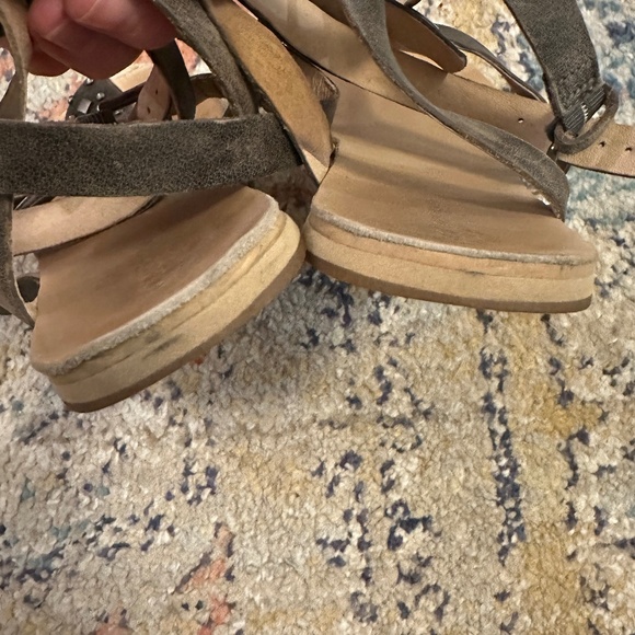 2 pairs of Koolaburra distressed leather ankle wrap sandals size 9. - Picture 7 of 12